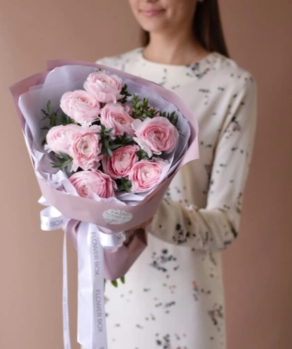 Розовые ранункулюсы с эвкалиптом