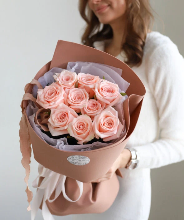 Нежные розы в терракотовом офрмлении