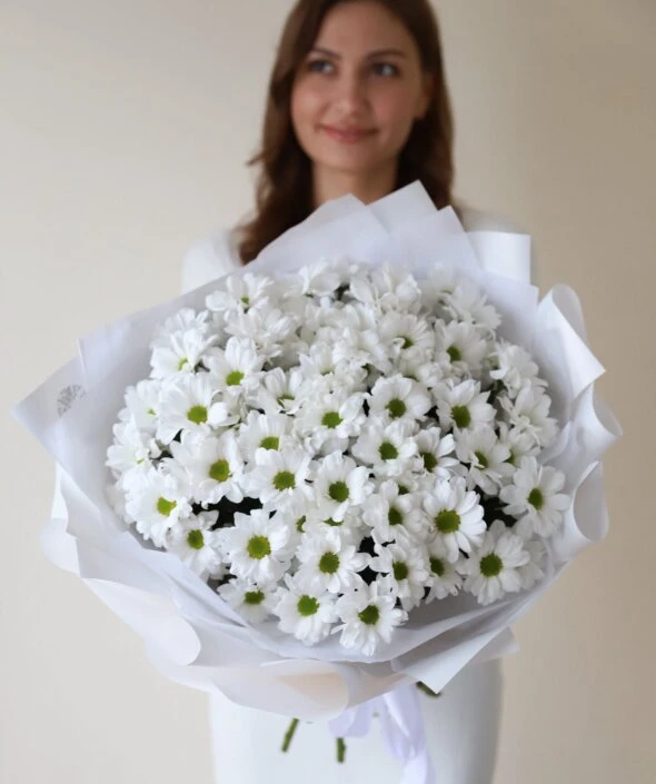 Букет из 11 белых кустовых ромашковых хризантем в белом оформлении