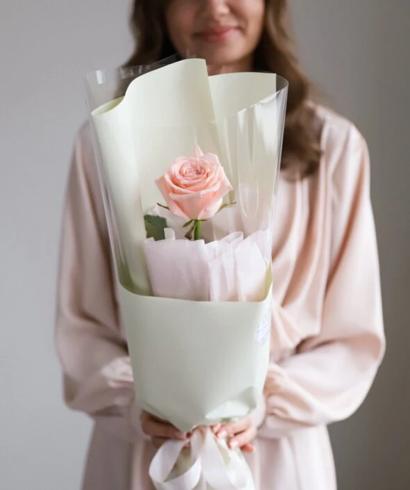 Розовая роза в нежном оформлении